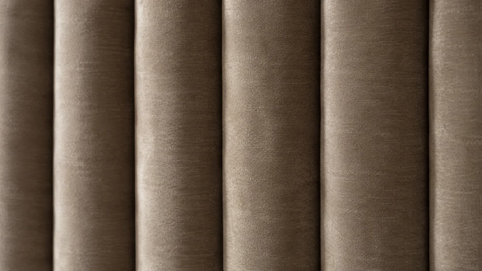 Pieghe di velluto color taupe